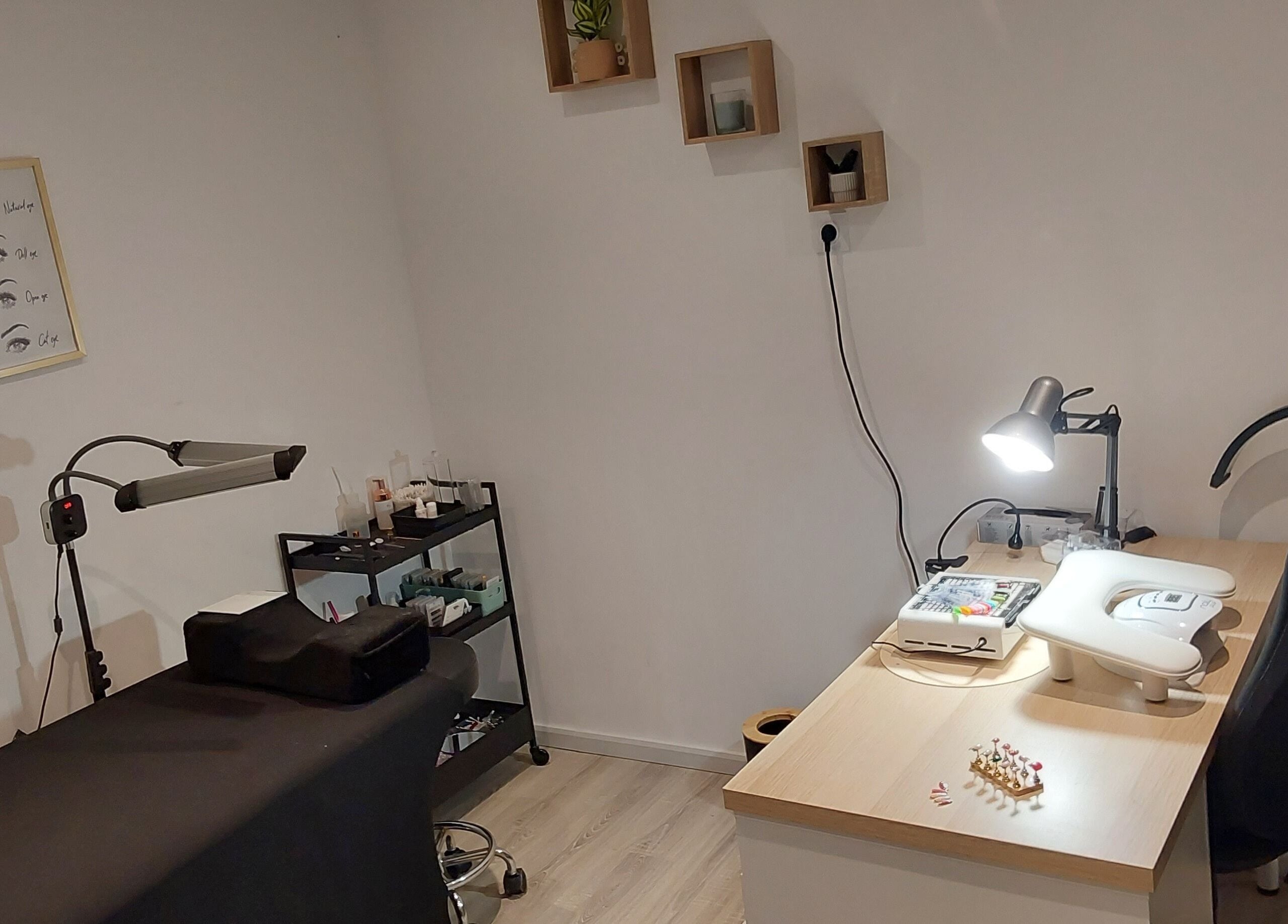 Salle de soins esthétiques à Nolanna, Villaudric, Occitanie, FR, avec table et éclairage moderne.