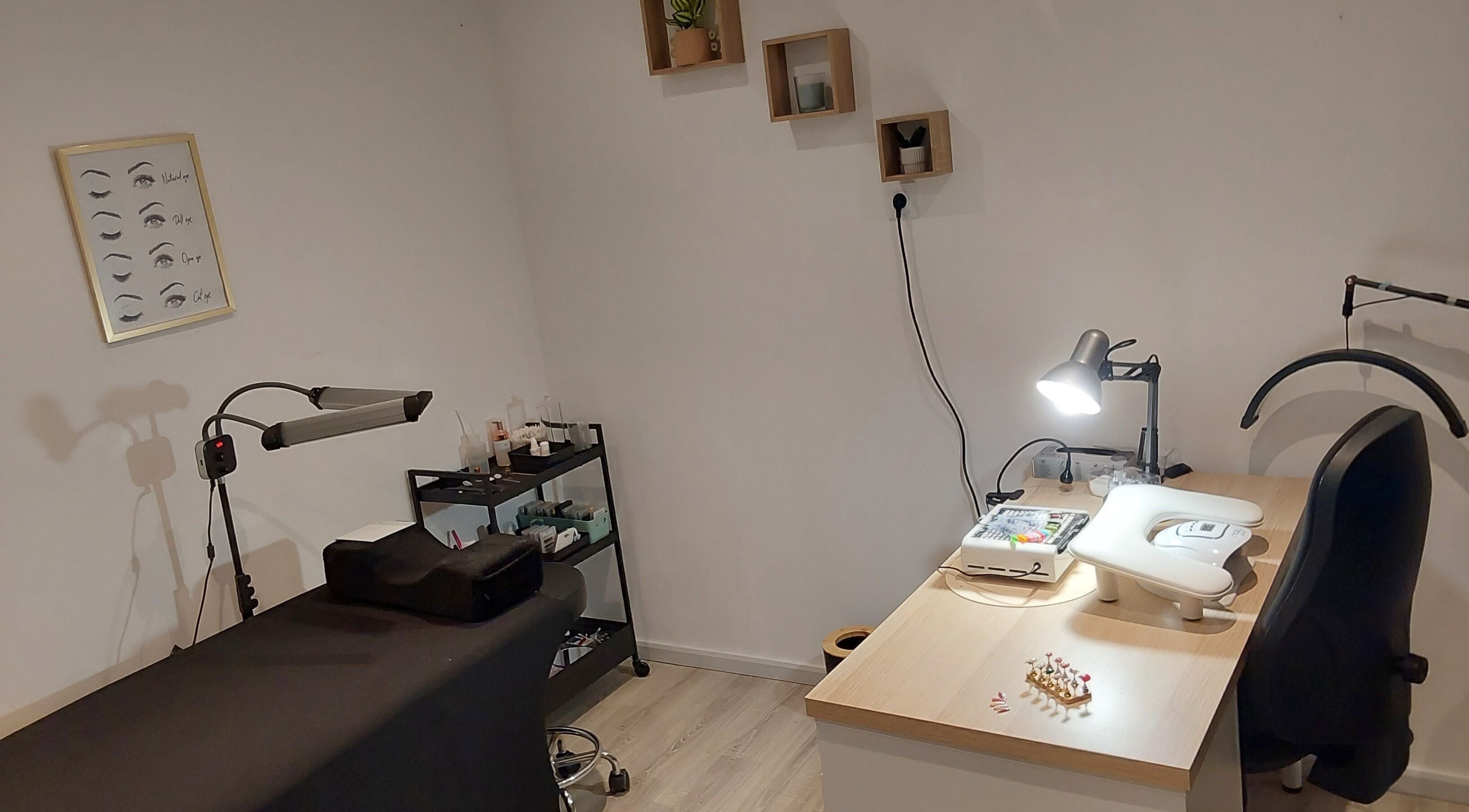 Salle de soins esthétiques à Nolanna, Villaudric, Occitanie, FR, avec table et éclairage moderne.