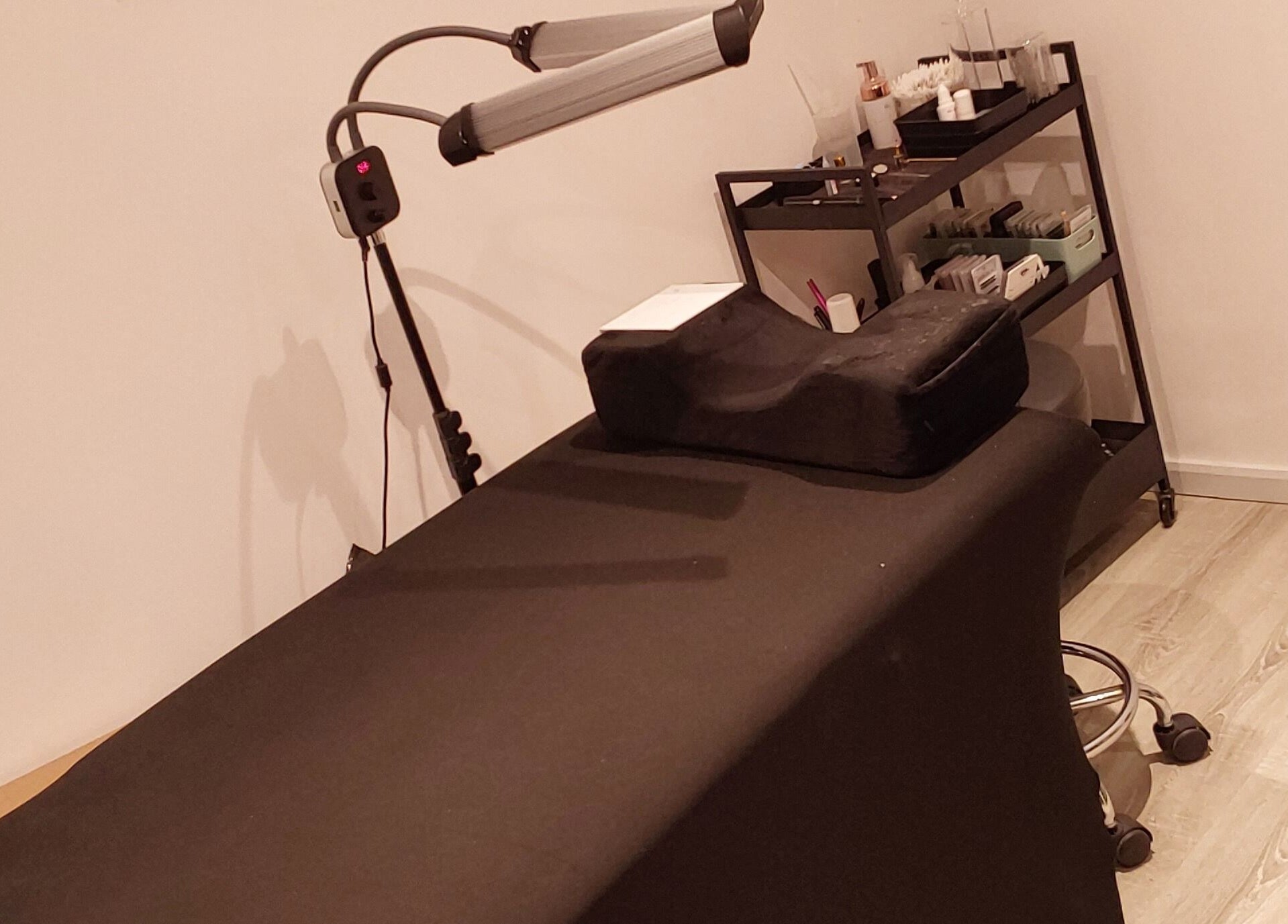 Table de soin moderne à Nolanna, Villaudric, Occitanie, FR, promouvant une atmosphère relaxante.