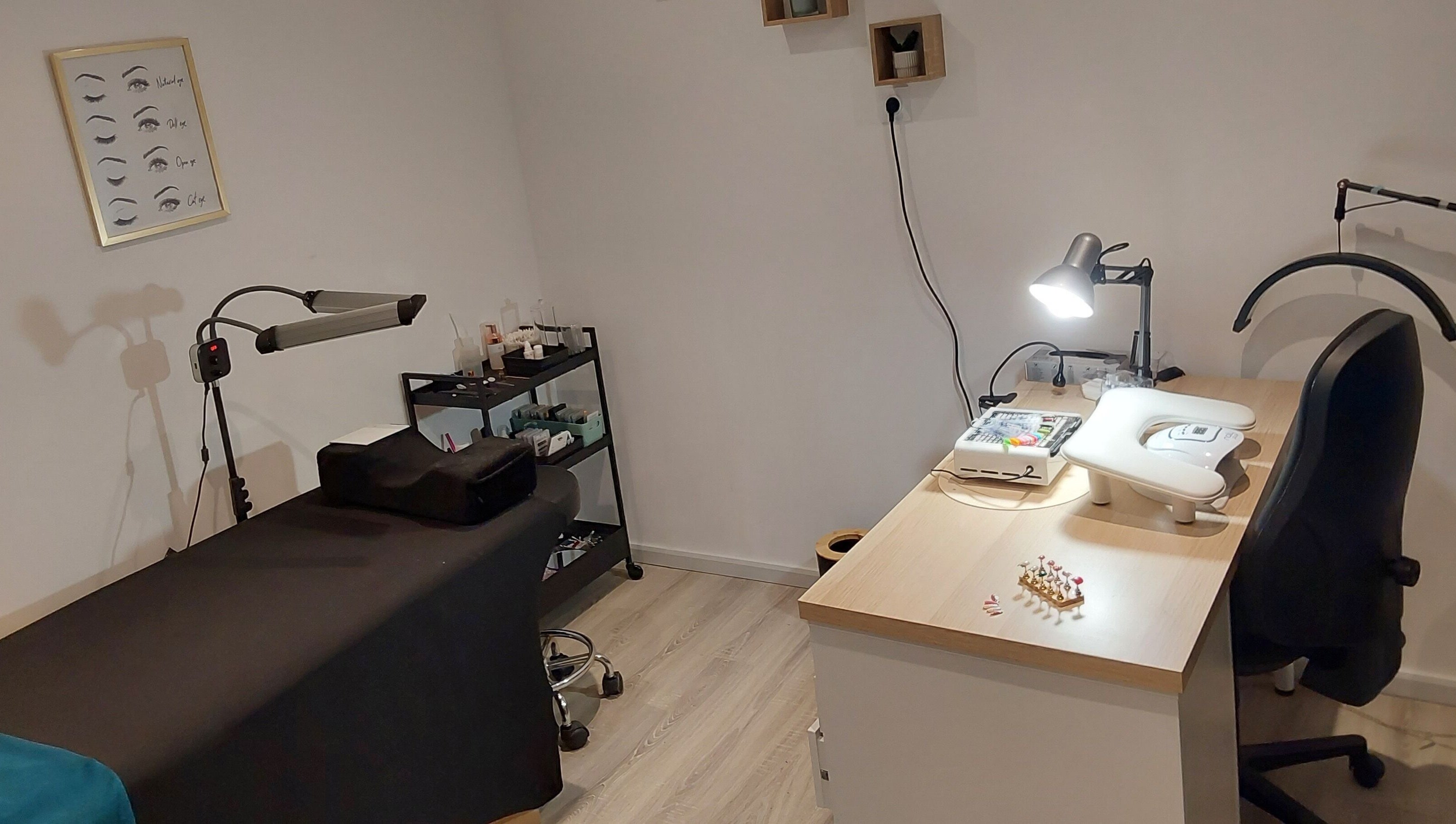 Salle de soins esthétiques chez Nolanna à Villaudric, Occitanie, FR, équipée de lits et matériels professionnels.