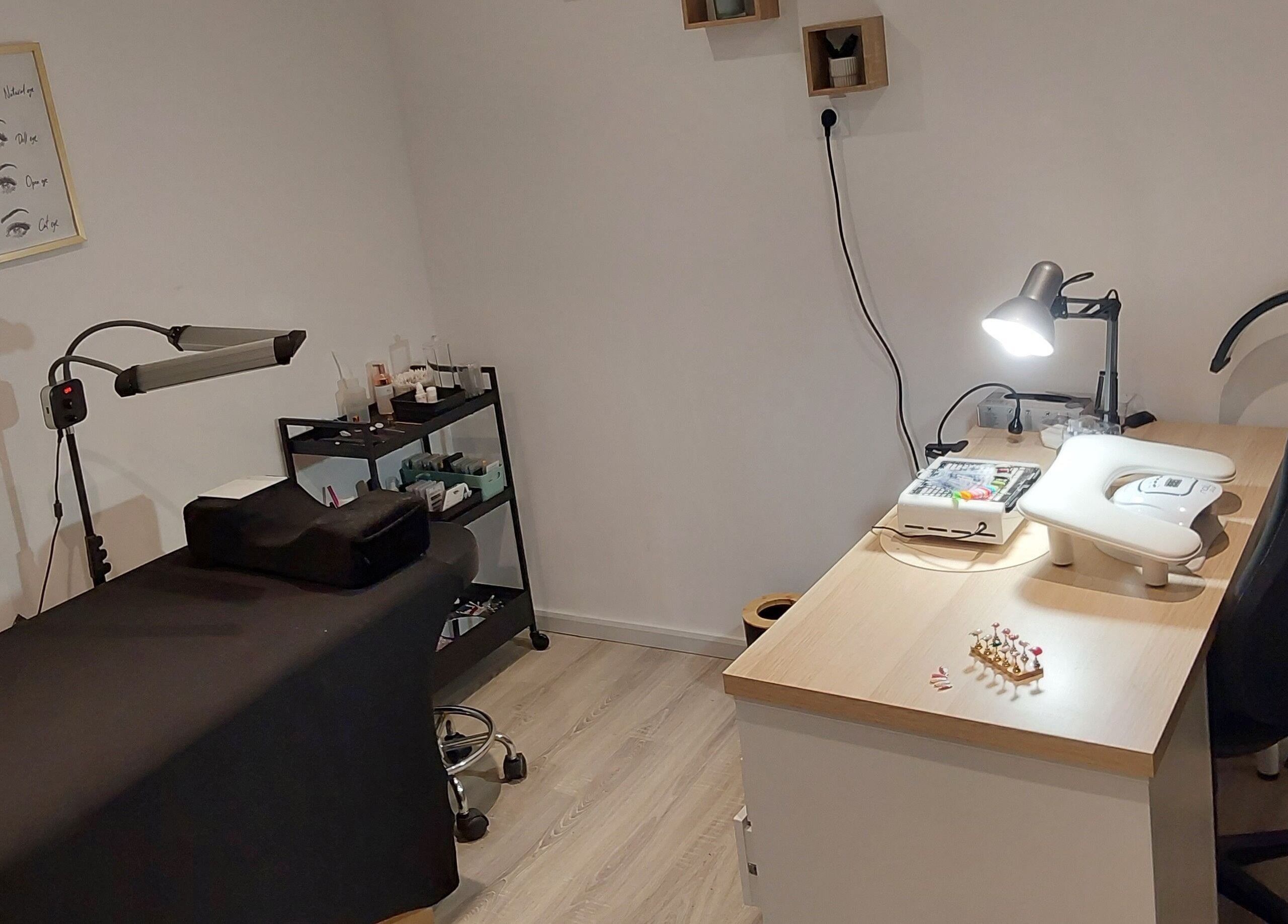 Salle de soins esthétiques chez Nolanna à Villaudric, Occitanie, FR, équipée de lits et matériels professionnels.