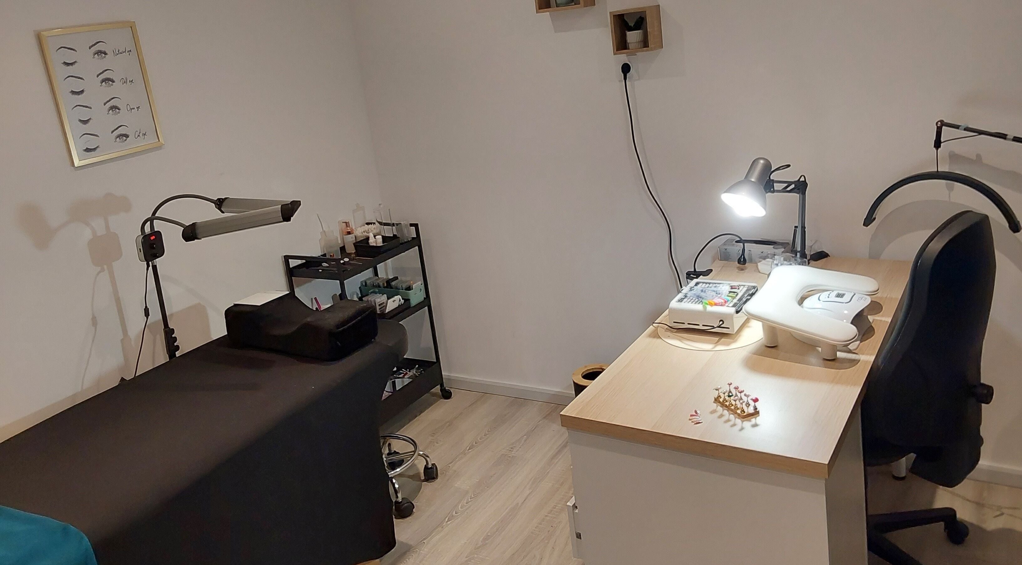 Salle de soins esthétiques chez Nolanna à Villaudric, Occitanie, FR, équipée de lits et matériels professionnels.