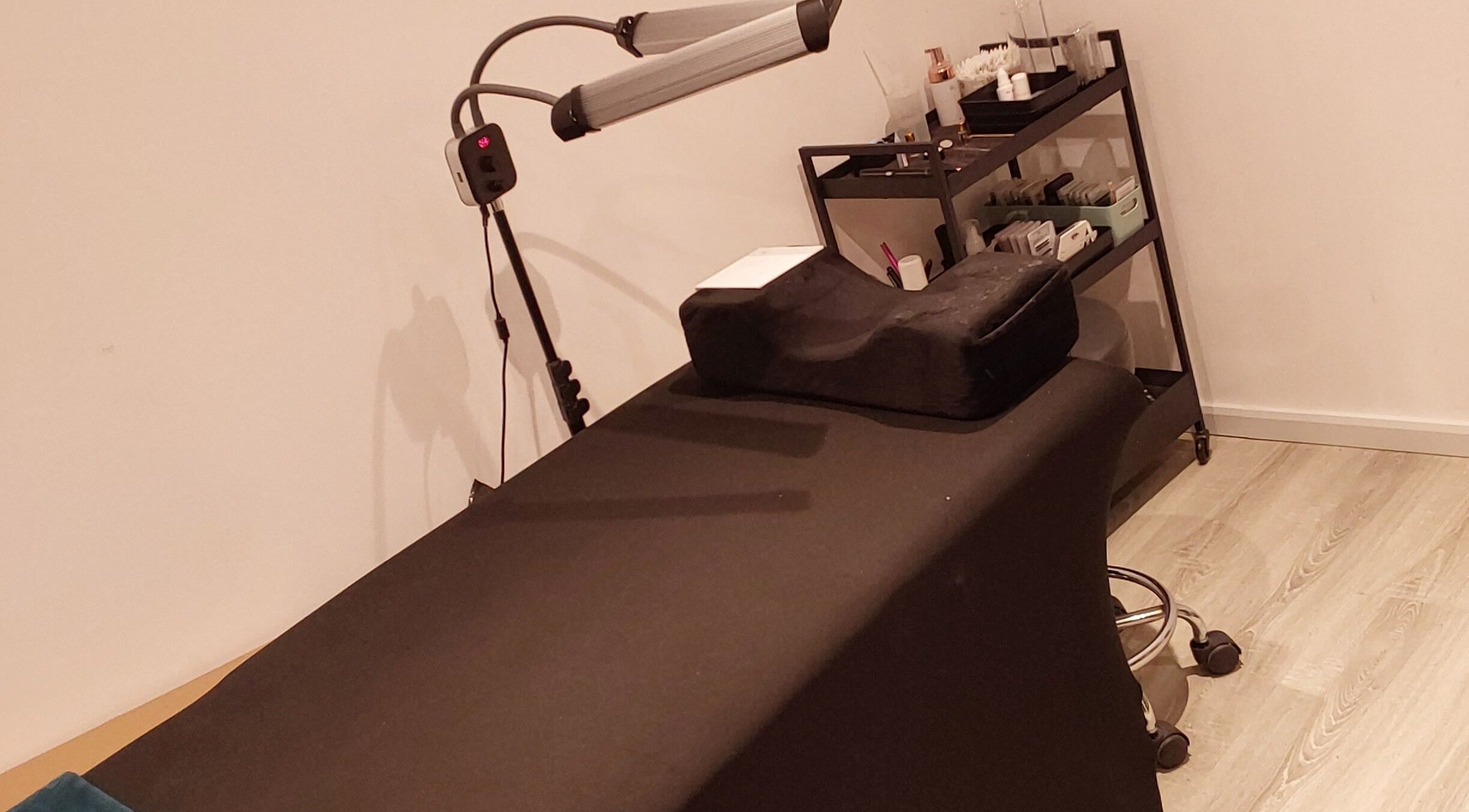 Table de soin esthéthique chez Nolanna, Villaudric, Occitanie, FR.