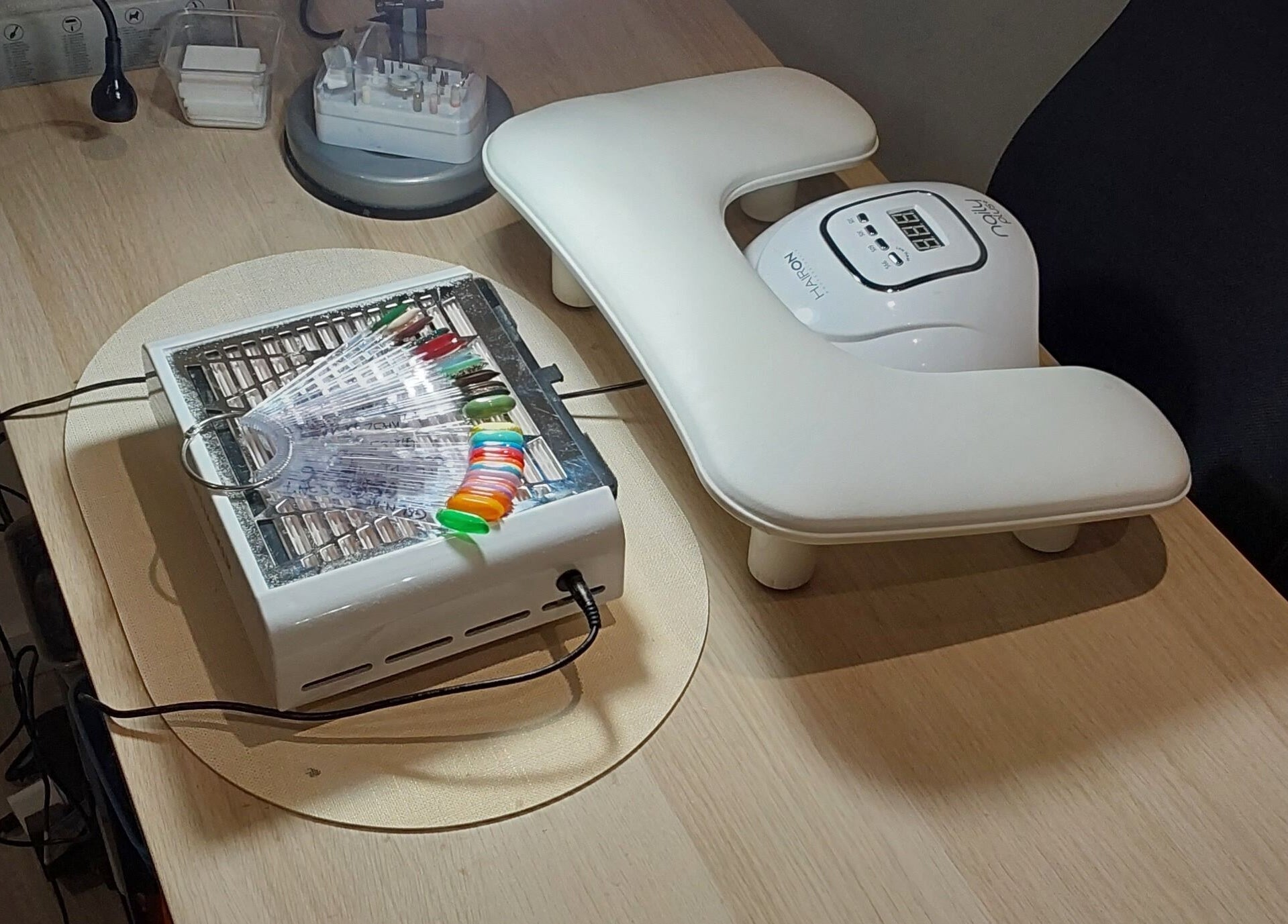 Équipement de manucure moderne à Nolanna, Villaudric, Occitanie, FR. Salle de soins élégante et équipée.