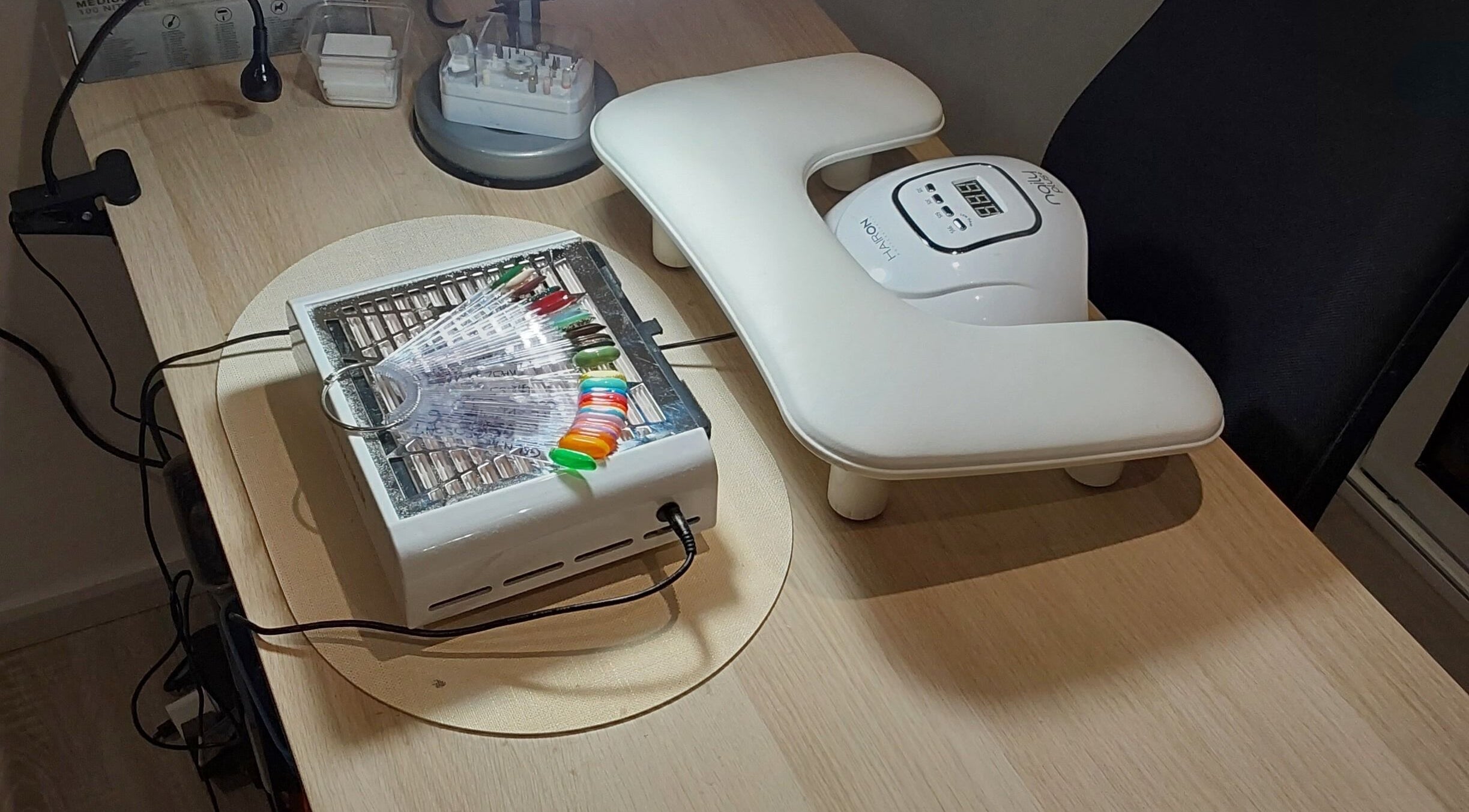 Équipement de manucure moderne à Nolanna, Villaudric, Occitanie, FR. Salle de soins élégante et équipée.