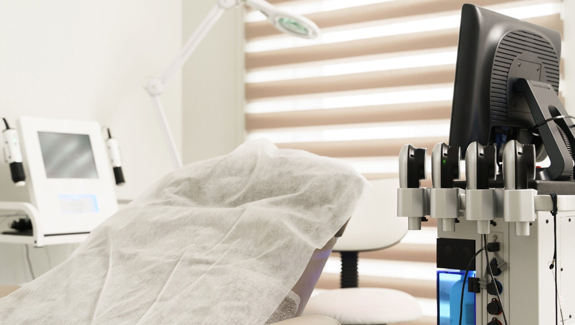 Modern treatment room at Badia Derma, Montréal, Québec, CA, featuring advanced dermal equipment.