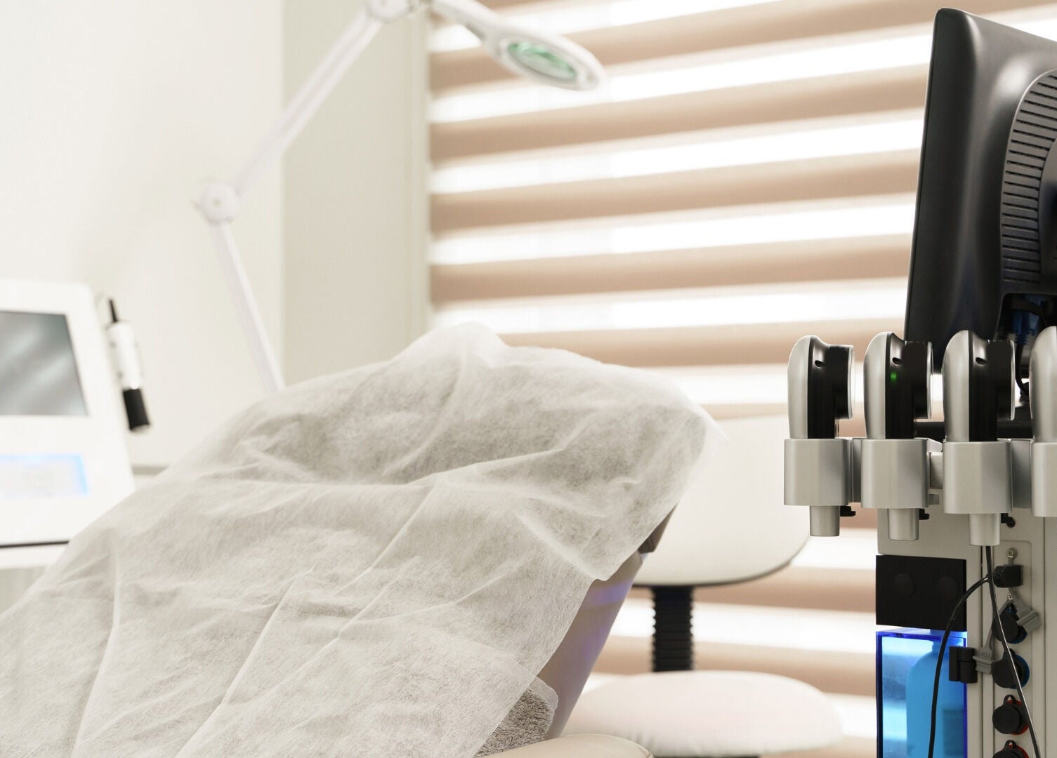 Modern treatment room at Badia Derma, Montréal, Québec, CA, featuring advanced dermal equipment.