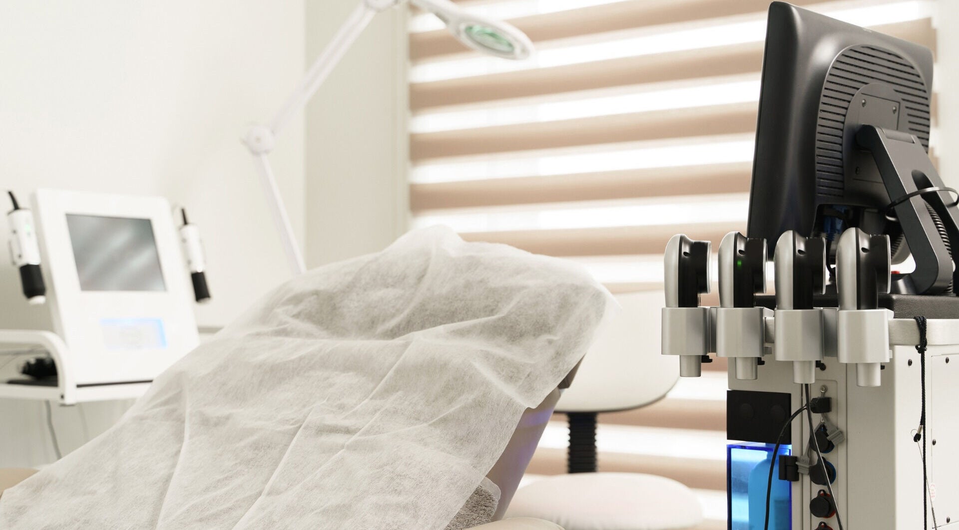 Modern treatment room at Badia Derma, Montréal, Québec, CA, featuring advanced dermal equipment.