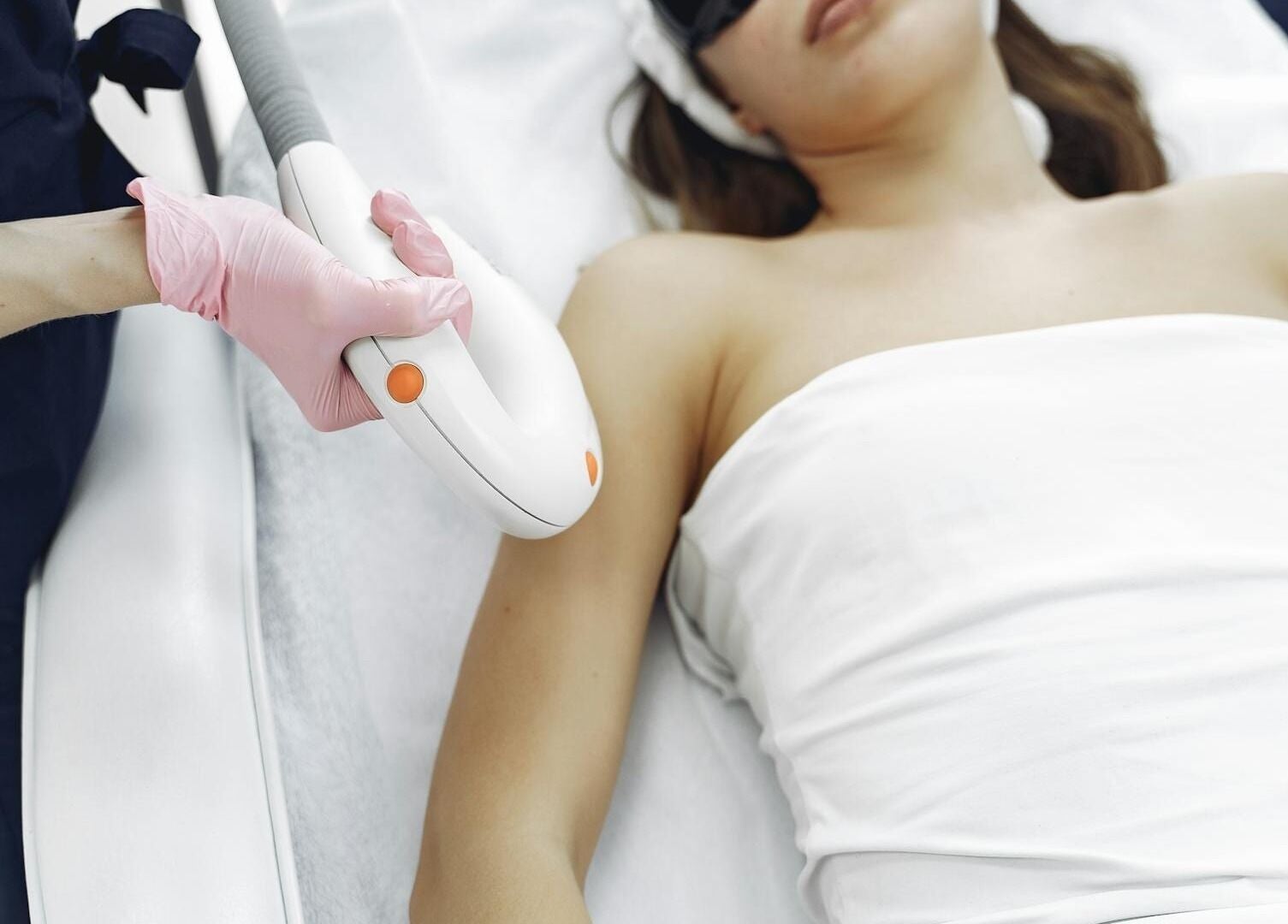 Laser treatment at Badia Derma, Montréal, Québec, CA. Aesthetic wellness service for smooth skin.