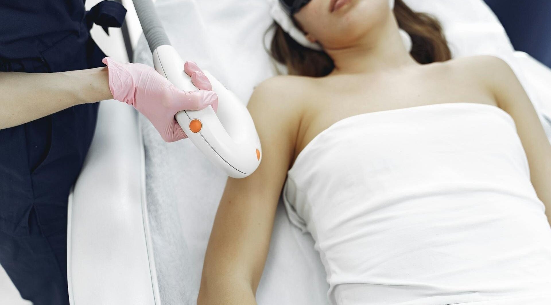 Laser treatment at Badia Derma, Montréal, Québec, CA. Aesthetic wellness service for smooth skin.