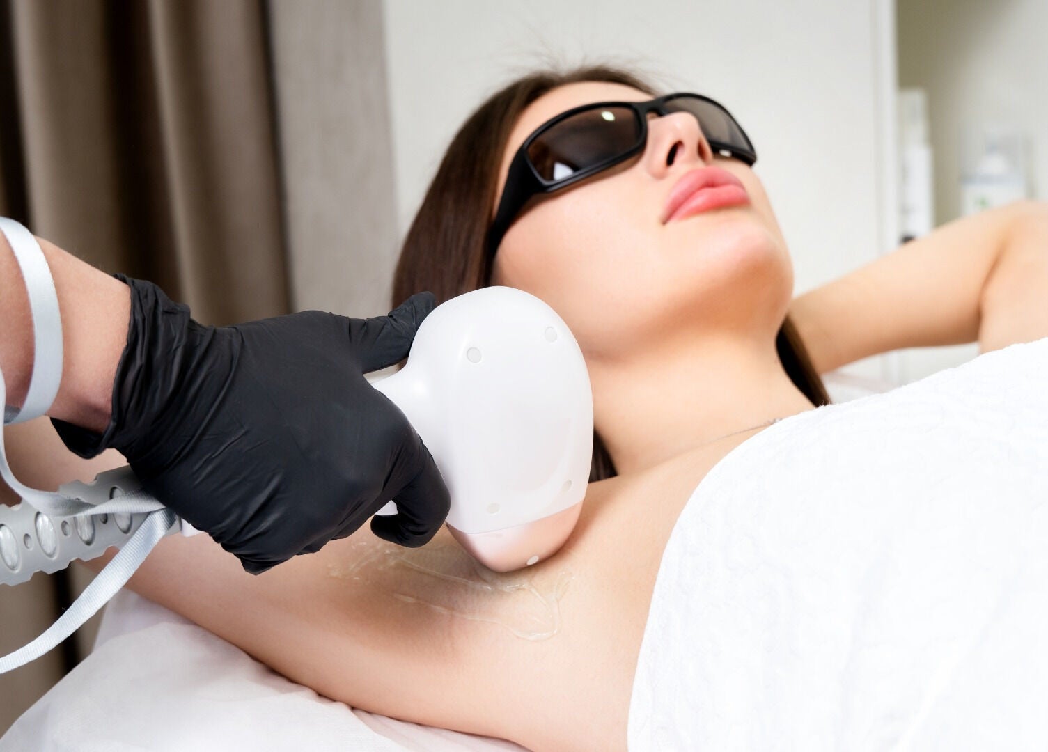 Laser hair removal session at Badia Derma in Montréal, Québec, CA for smooth skin.