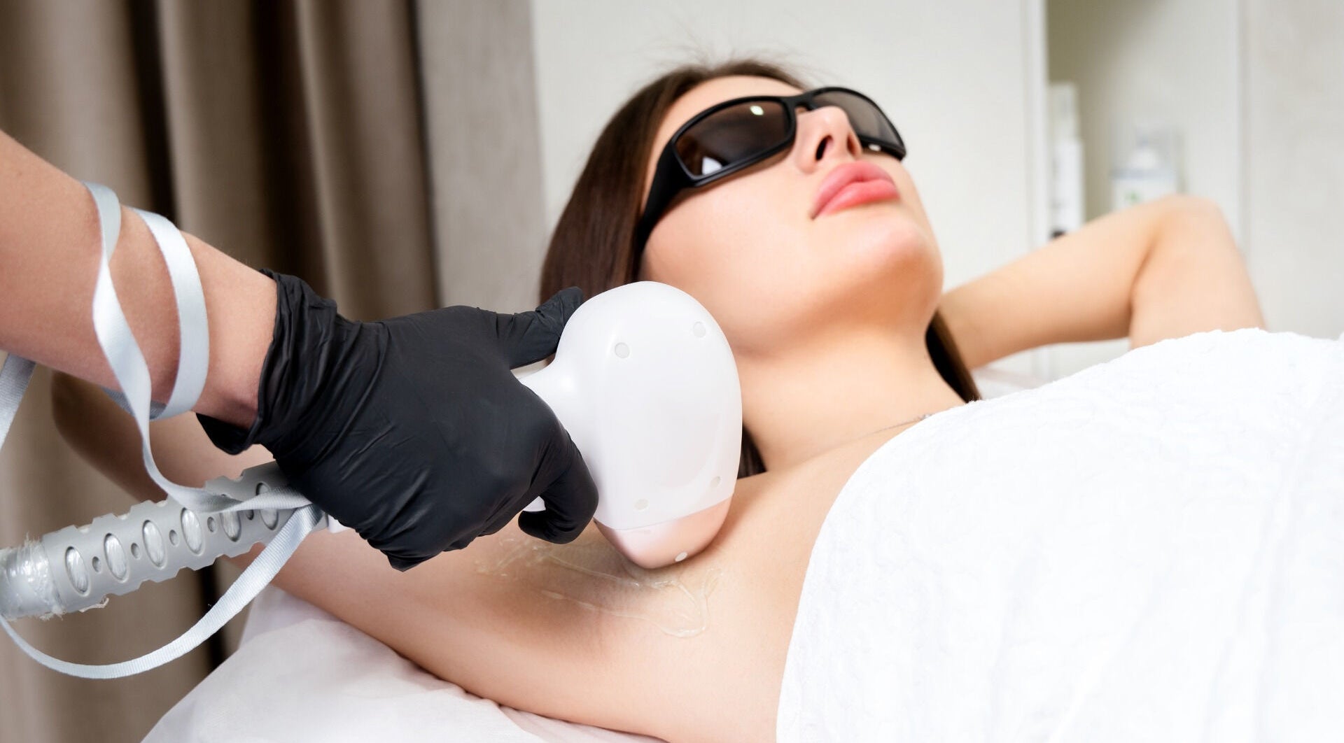 Laser hair removal session at Badia Derma in Montréal, Québec, CA for smooth skin.