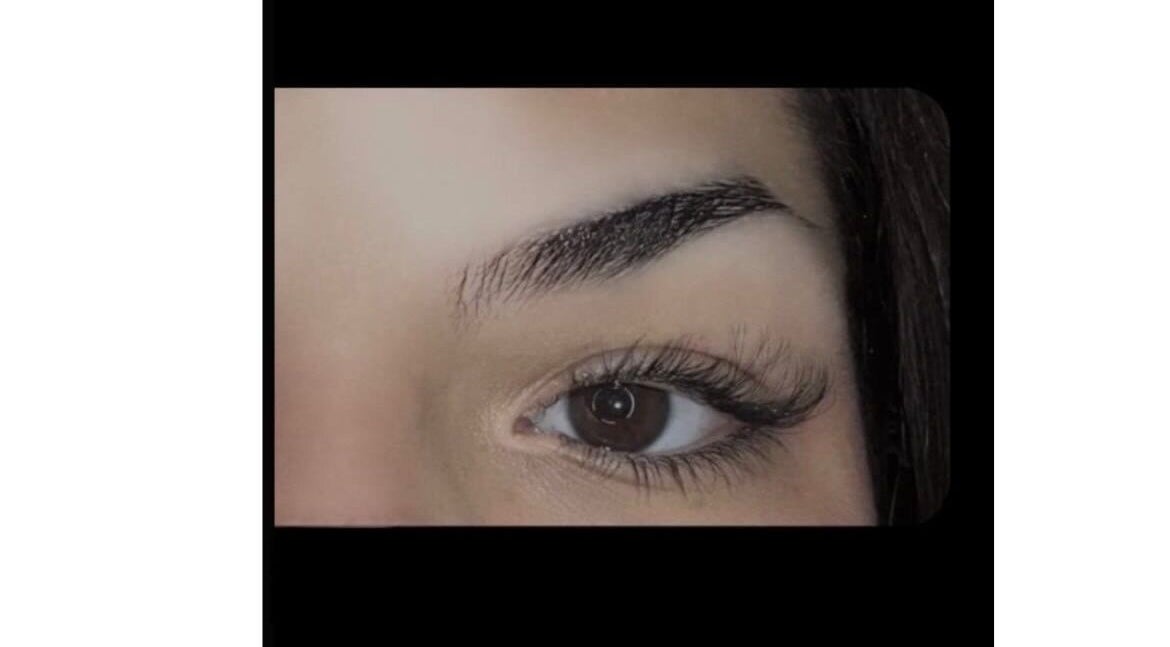 Extension de cils au salon For You à Nogaro, Occitanie, FR. Magnifiez votre regard.