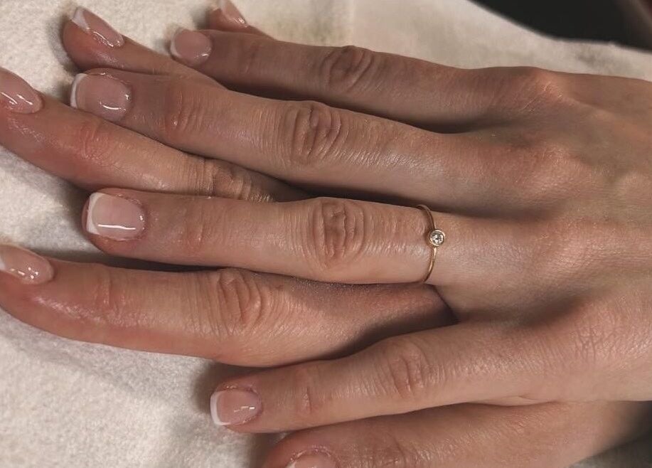 Manucure élégante avec vernis français chez For You à Nogaro, Occitanie, FR.