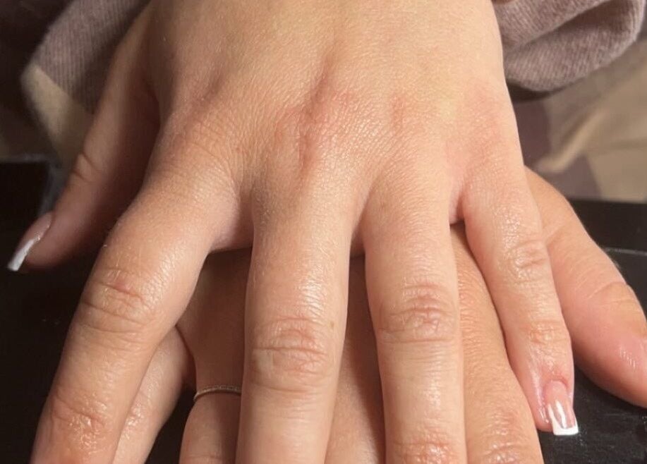 Manucure française à 'For You', Nogaro, Occitanie, FR. Ongles soignés avec finition élégante.