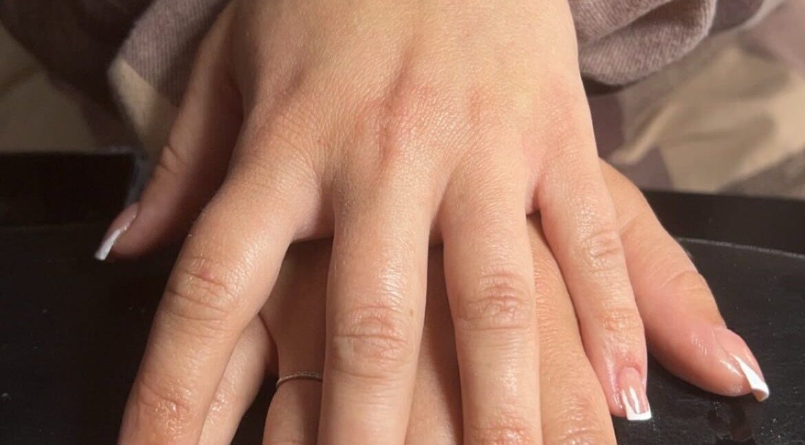 Manucure française à 'For You', Nogaro, Occitanie, FR. Ongles soignés avec finition élégante.