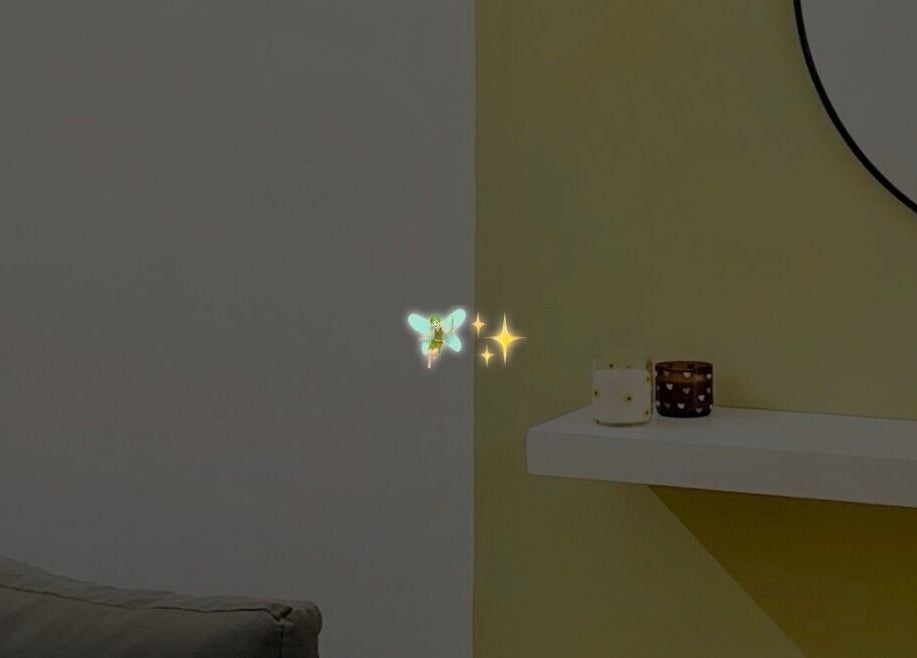 Interior acogedor en Poppylashess, Dolores, Provincia De Buenos Aires, con espejo decorativo y estante elegante.