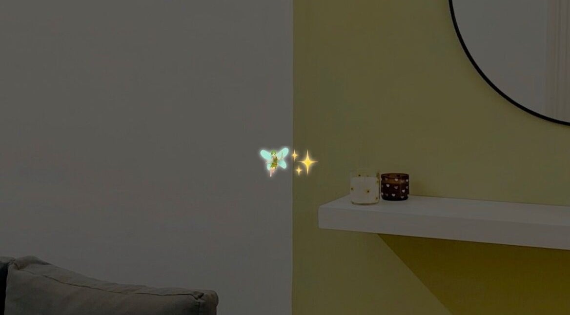 Interior acogedor en Poppylashess, Dolores, Provincia De Buenos Aires, con espejo decorativo y estante elegante.