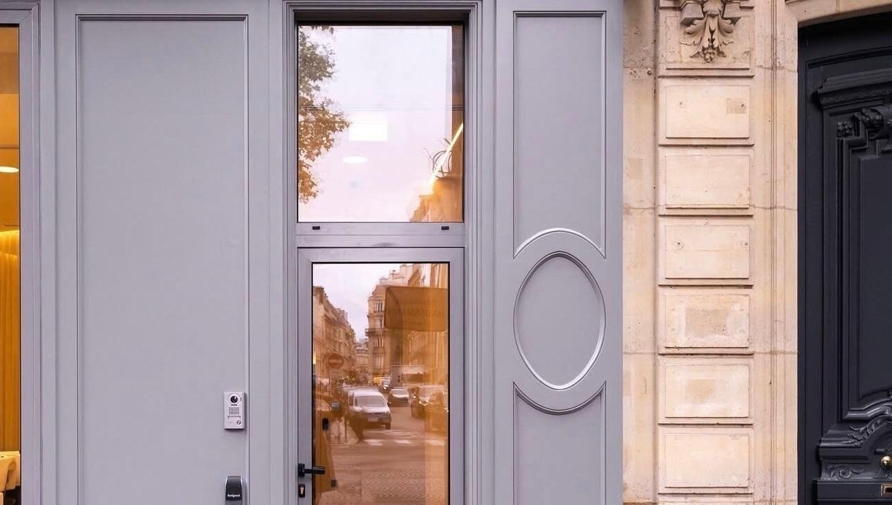 Entrée moderne du salon By rama. Paris, Paris, Île-de-France, FR, avec détails architecturaux.