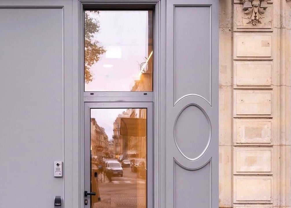 Entrée moderne du salon By rama. Paris, Paris, Île-de-France, FR, avec détails architecturaux.