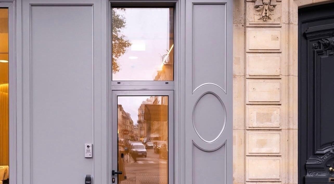 Entrée moderne du salon By rama. Paris, Paris, Île-de-France, FR, avec détails architecturaux.