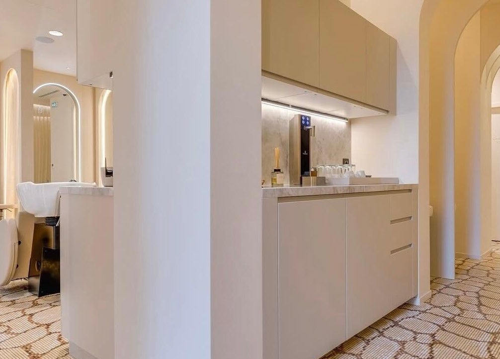 Intérieur moderne et lumineux de By rama. Paris, Paris, Île-de-France, FR avec mobilier design.