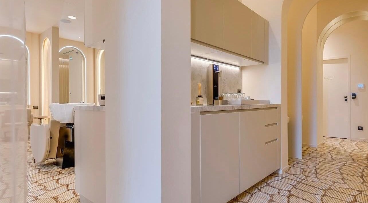 Intérieur moderne et lumineux de By rama. Paris, Paris, Île-de-France, FR avec mobilier design.