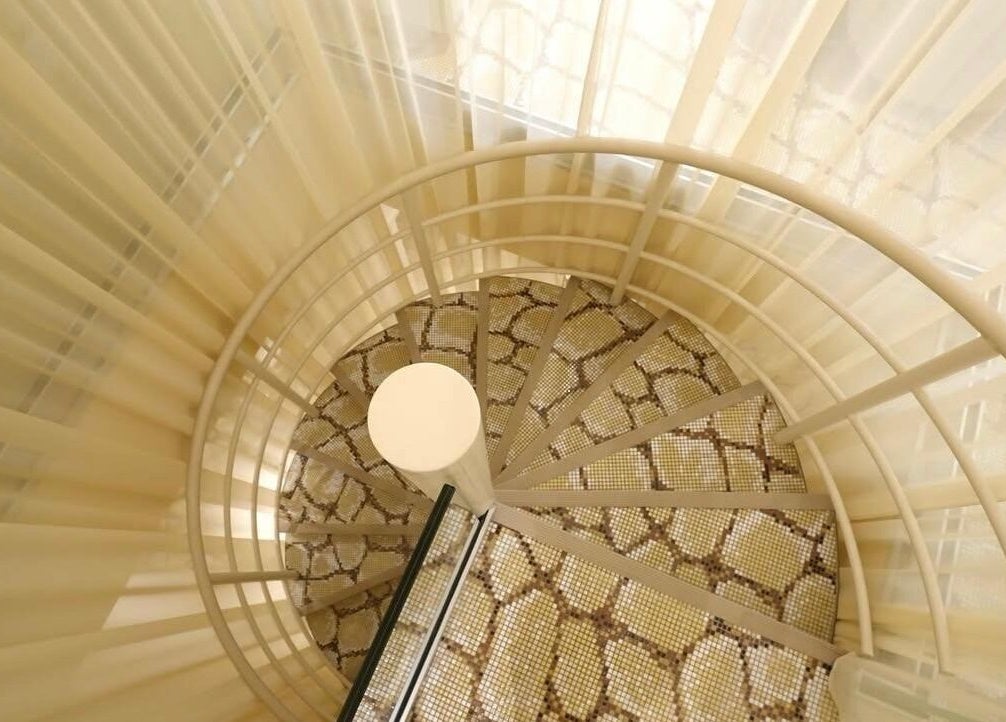 Majestueux escalier hélicoïdal au salon By rama. Paris, Paris, Île-de-France, FR, élégance et style moderne.