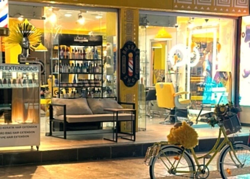 Front view of TARKAN’S LONDON PROFESSIONAL HAIRDRESSER, Muğla, Muğla, TR, showcasing stylish barber decor.