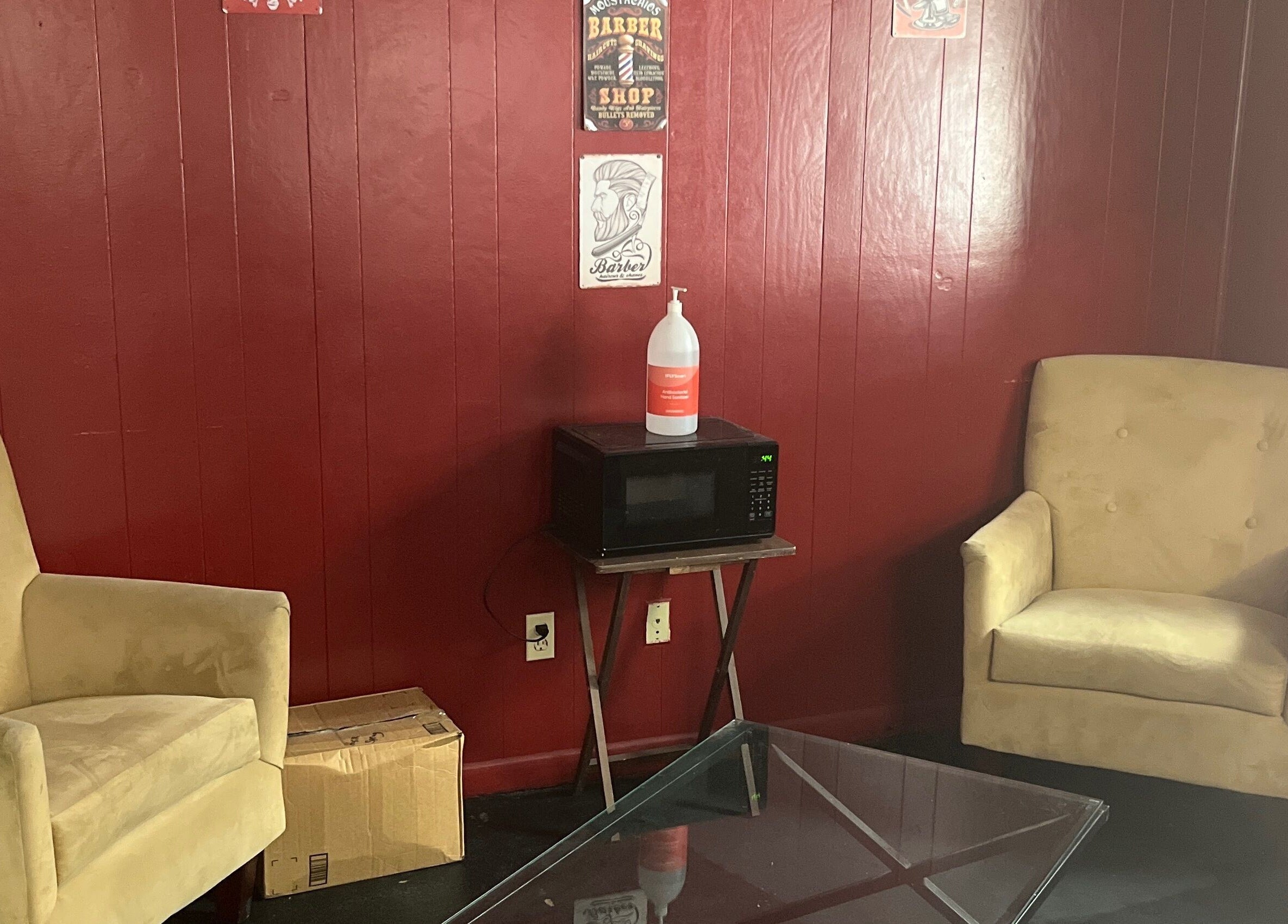 Relaxing waiting area at Elite Kutz and Stylz LLC, Tupelo, Mississippi, US, featuring plush chairs and decor.