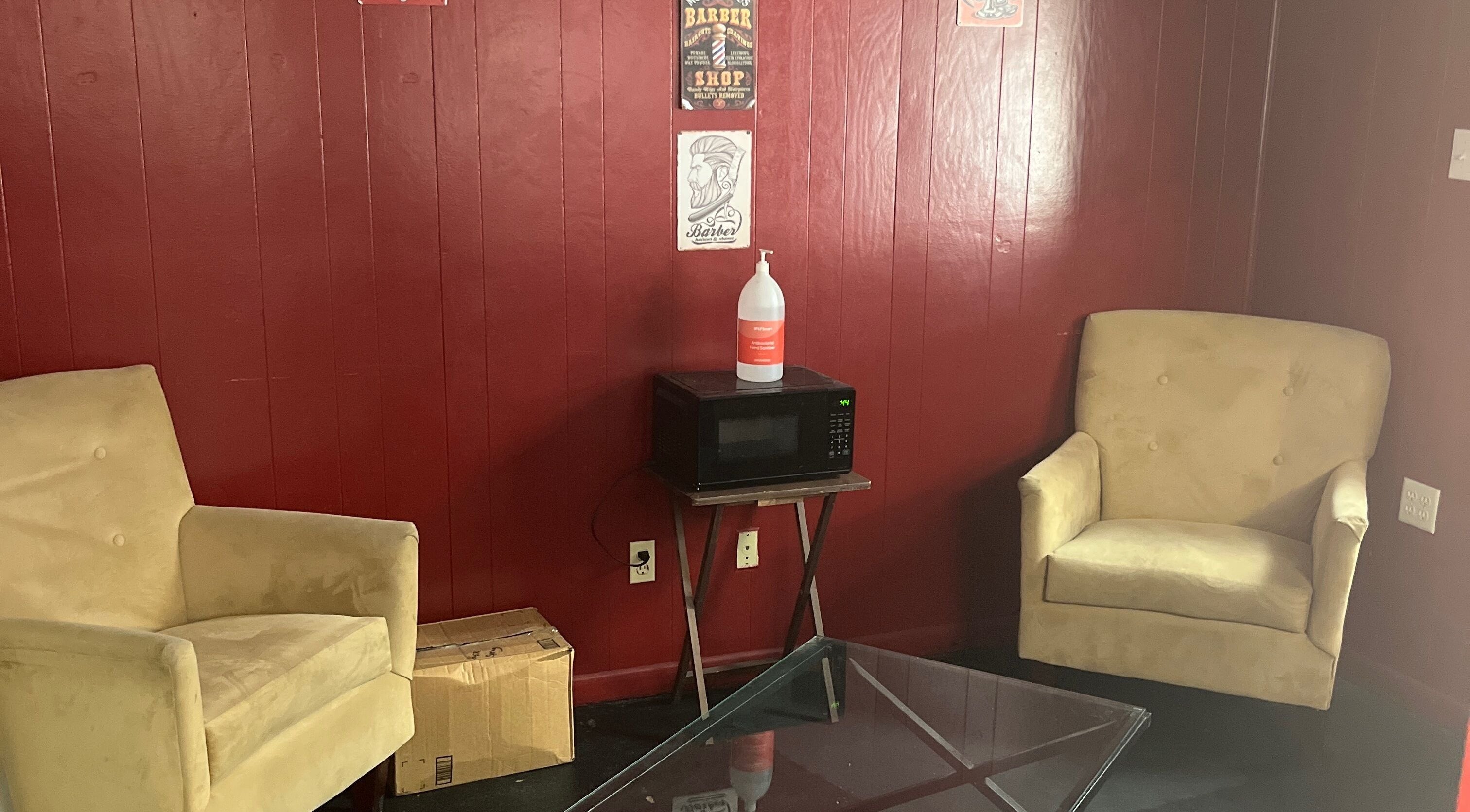 Relaxing waiting area at Elite Kutz and Stylz LLC, Tupelo, Mississippi, US, featuring plush chairs and decor.