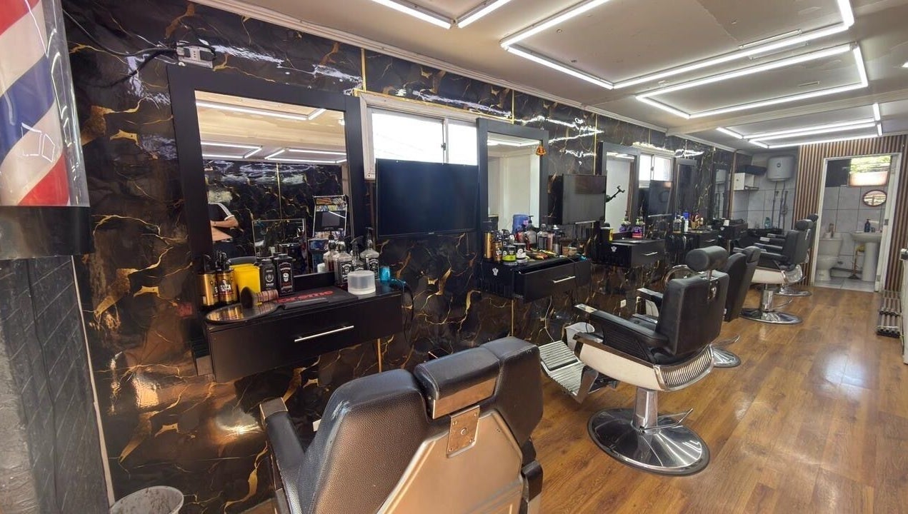 Interior of The Lion Barber in Quilicura, Región Metropolitana, CL showcasing modern barber chairs and sleek decor.