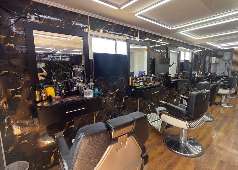 Interior of The Lion Barber in Quilicura, Región Metropolitana, CL showcasing modern barber chairs and sleek decor.