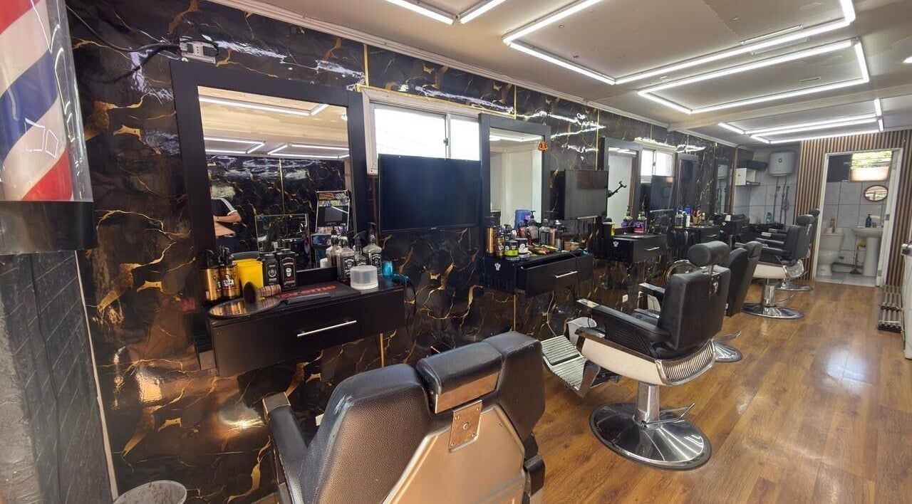 Interior of The Lion Barber in Quilicura, Región Metropolitana, CL showcasing modern barber chairs and sleek decor.