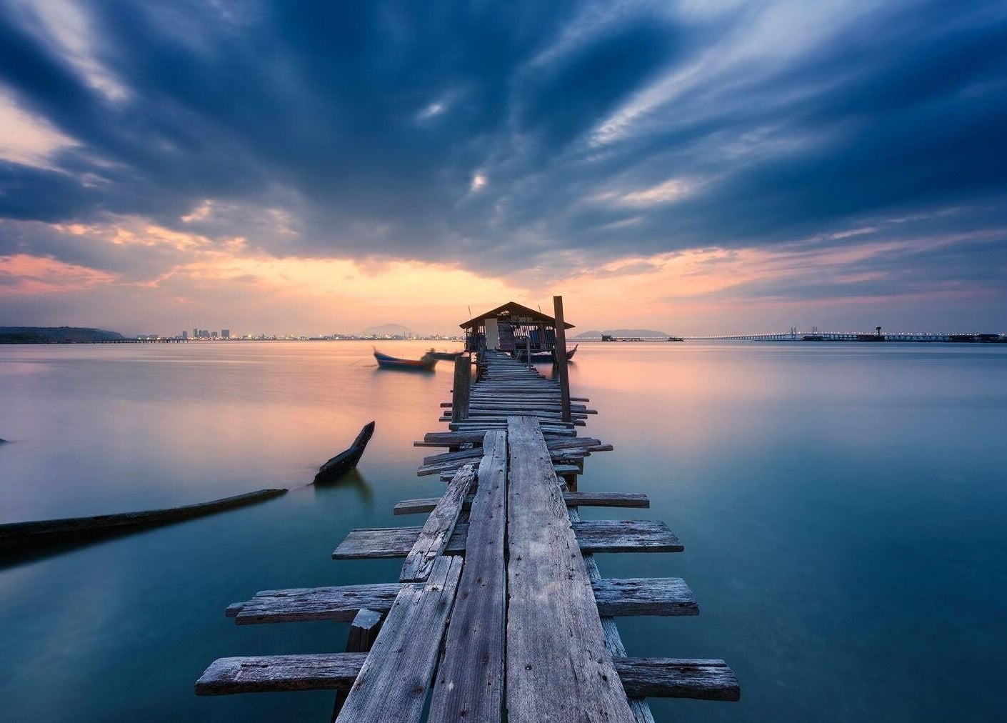 Hermoso atardecer en el muelle de madera cerca a mi barbería en Bogotá, Bogotá, CO.