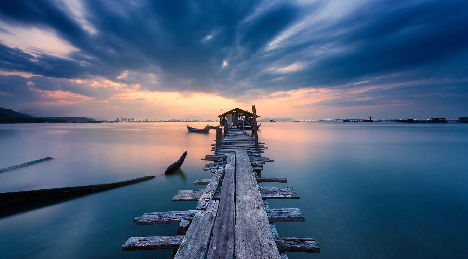 Hermoso atardecer en el muelle de madera cerca a mi barbería en Bogotá, Bogotá, CO.