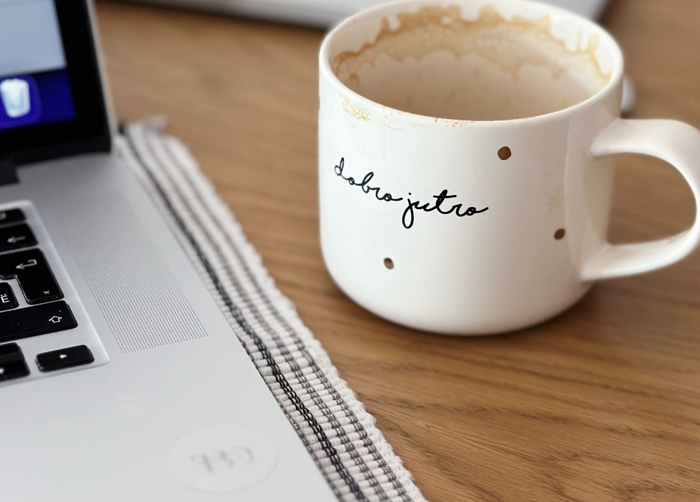 Tasse de café sur bureau à Évolution Beauté Pro, Civrieux-d'Azergues, Auvergne-Rhône-Alpes, FR.