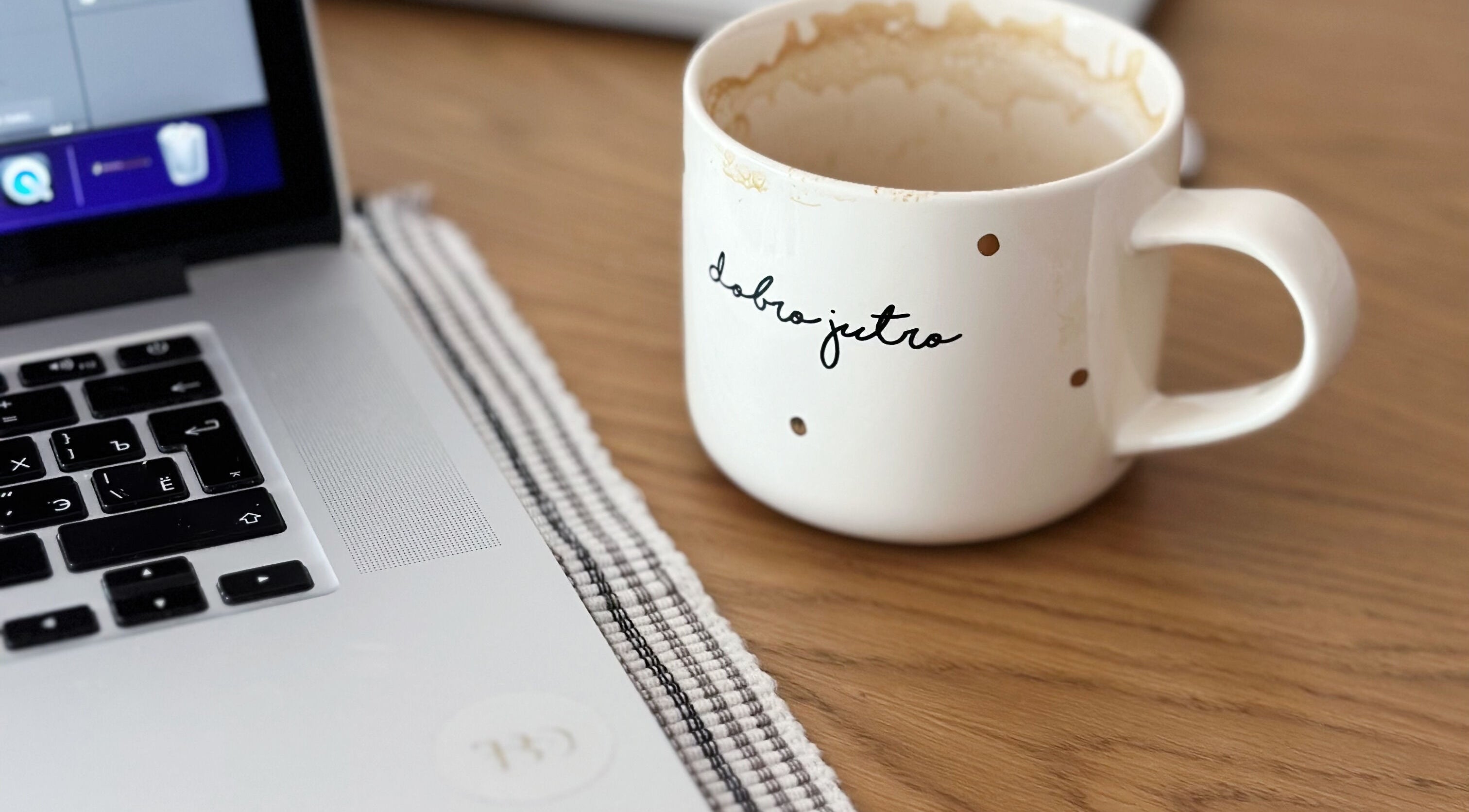 Tasse de café sur bureau à Évolution Beauté Pro, Civrieux-d'Azergues, Auvergne-Rhône-Alpes, FR.