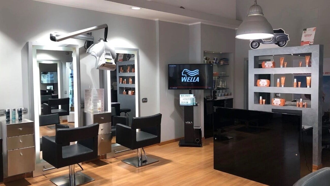 Interno moderno del Parrucchiere Patrizia D’amico a Porto Santo Stefano, Toscana, IT con sedie e prodotti esposti.