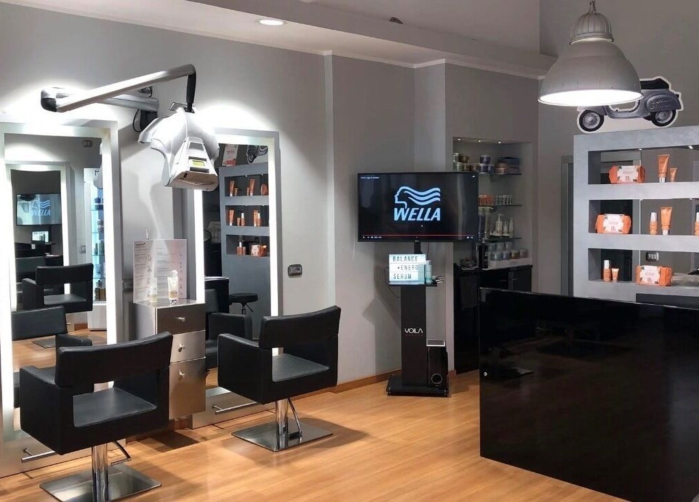 Interno moderno del Parrucchiere Patrizia D’amico a Porto Santo Stefano, Toscana, IT con sedie e prodotti esposti.