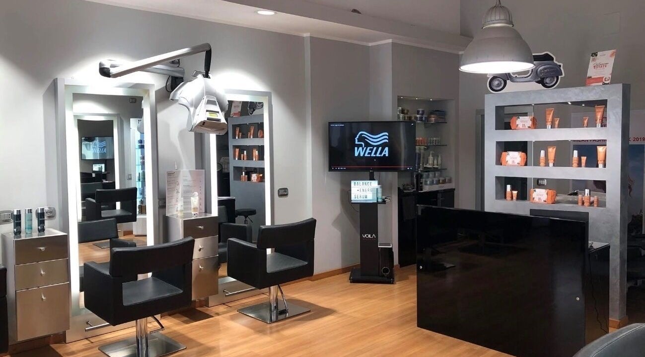 Interno moderno del Parrucchiere Patrizia D’amico a Porto Santo Stefano, Toscana, IT con sedie e prodotti esposti.