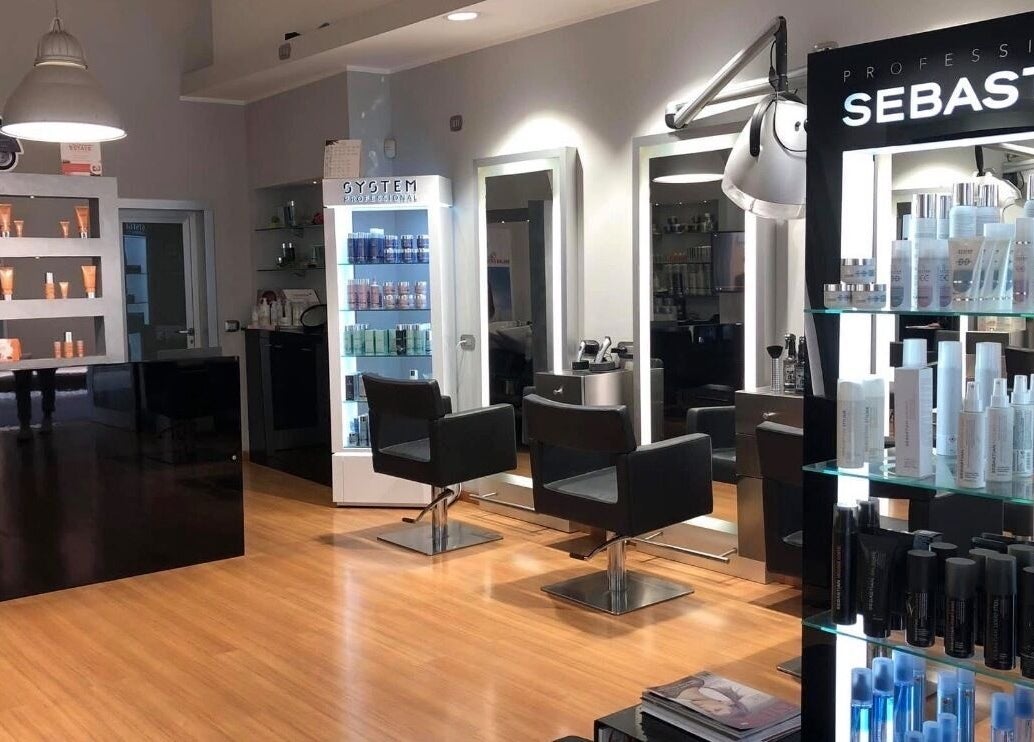 Salone moderno di Parrucchiere Patrizia D’amico a Porto Santo Stefano, Toscana, design elegante e prodotti premium.