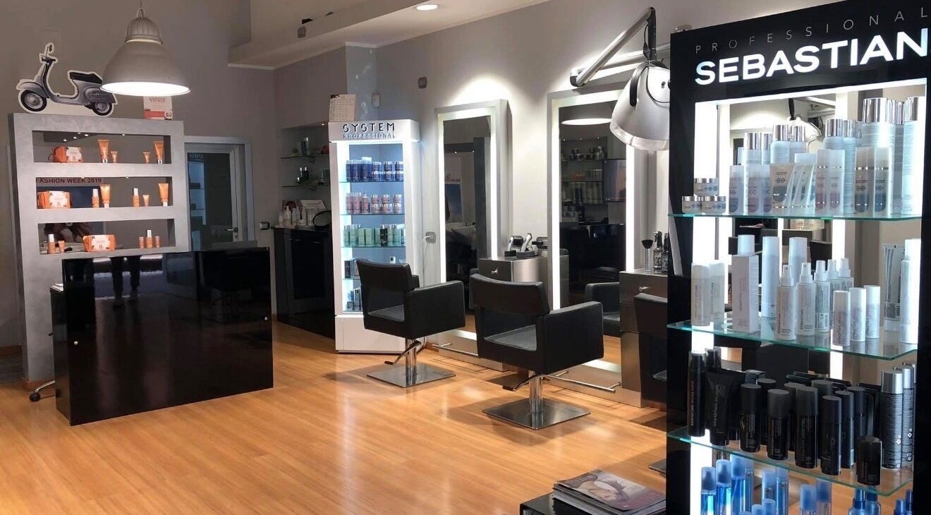 Salone moderno di Parrucchiere Patrizia D’amico a Porto Santo Stefano, Toscana, design elegante e prodotti premium.