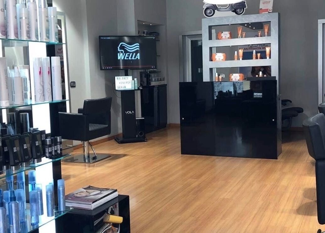 Interno moderno del Parrucchiere Patrizia D’amico a Porto Santo Stefano, Toscana, IT con prodotti esposti.