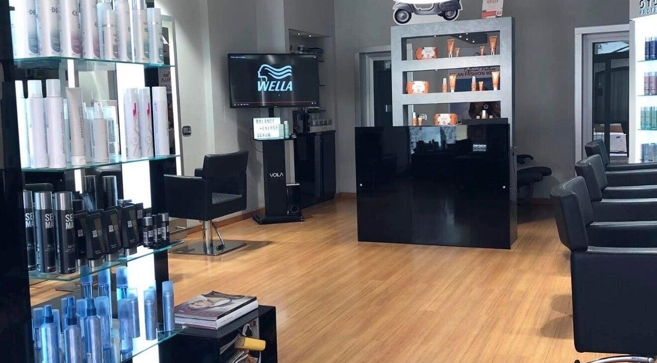 Interno moderno del Parrucchiere Patrizia D’amico a Porto Santo Stefano, Toscana, IT con prodotti esposti.