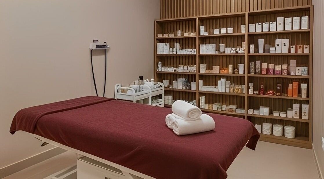 Sala de tratamientos en EDELÉ Wellness Studio, Alacant, Comunidad Valenciana, ES con estantería de productos.