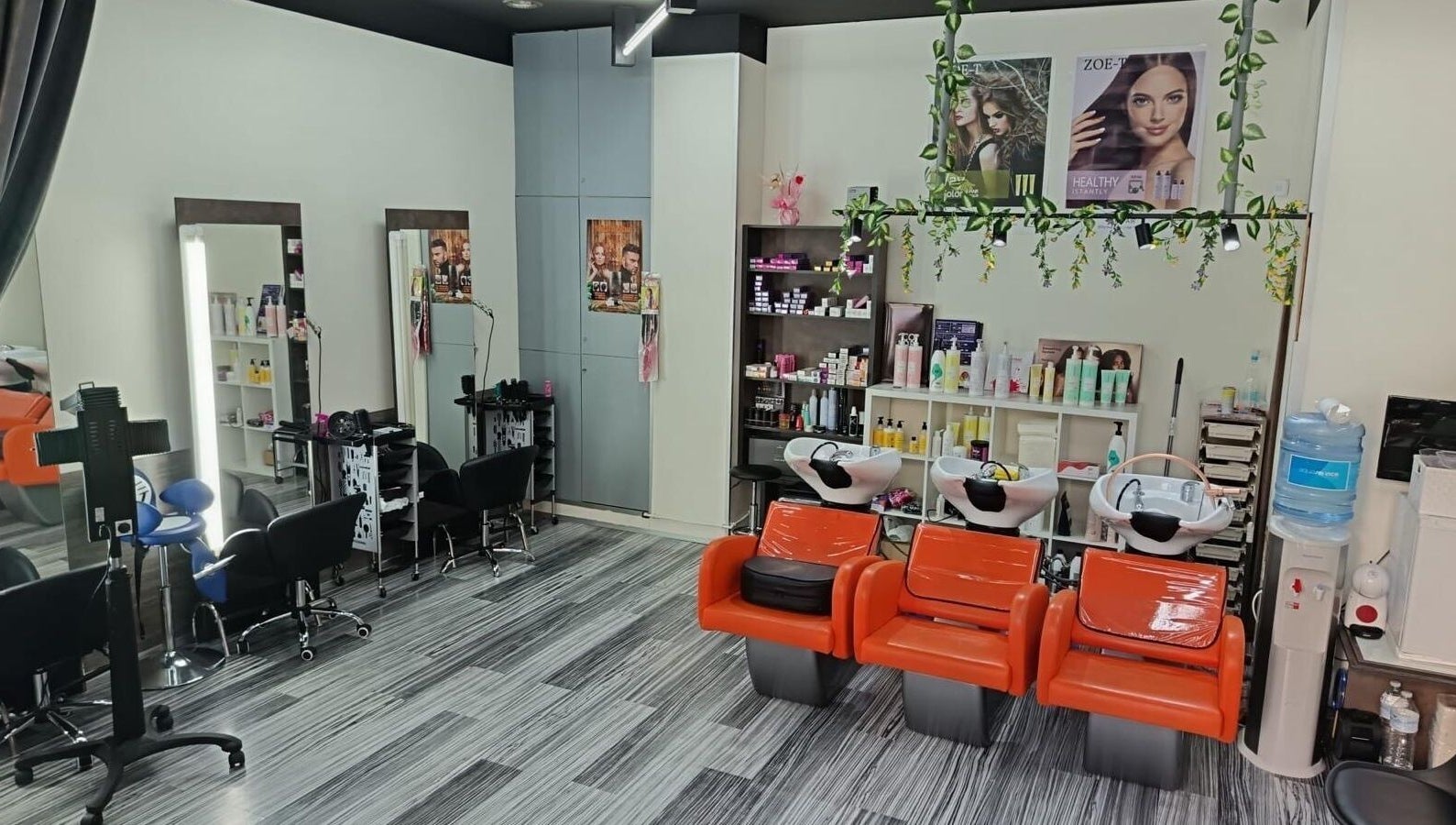 Interior moderno de El Original Beauty en Santander, Cantabria, ES, con sillas naranjas para lavado de cabello.