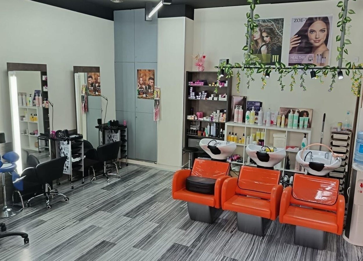 Interior moderno de El Original Beauty en Santander, Cantabria, ES, con sillas naranjas para lavado de cabello.