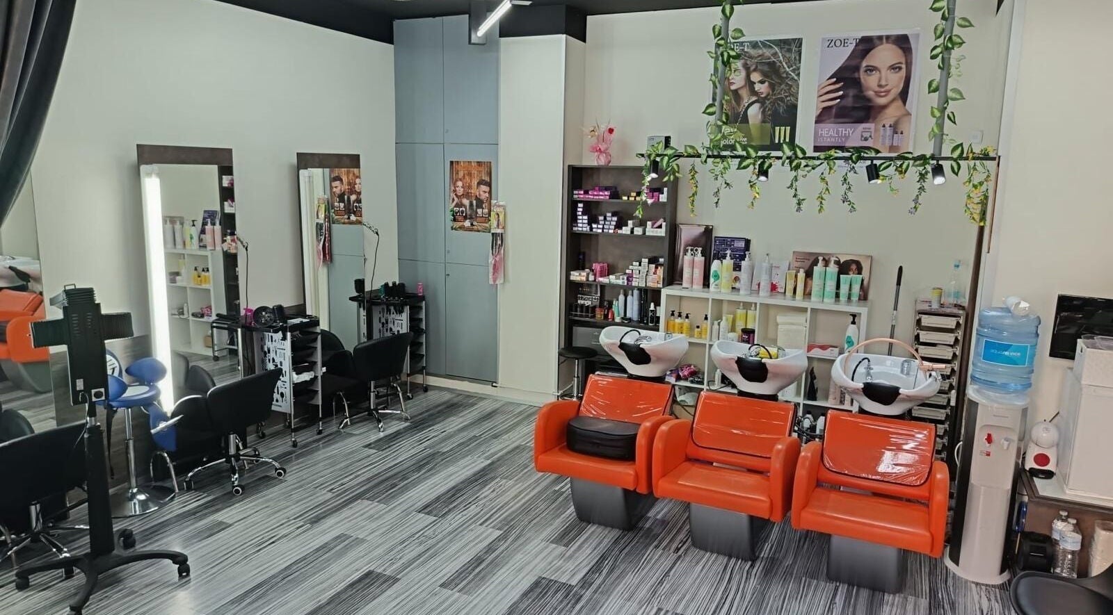 Interior moderno de El Original Beauty en Santander, Cantabria, ES, con sillas naranjas para lavado de cabello.