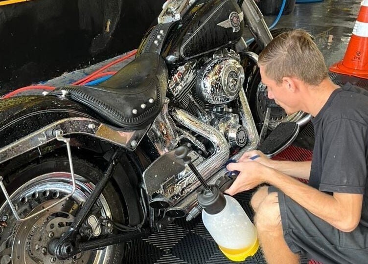 Profissional detalhando motocicleta em Scapcar, Rio De Janeiro, Rio De Janeiro, BR.